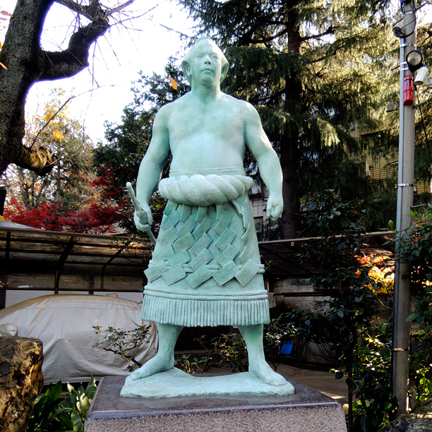 横綱千代の富士像建立の碑